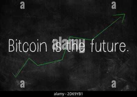 Bitcoin ist die Zukunft geschrieben mit weißer und grüner Kreide An der Tafel im Klassenzimmer Stockfoto