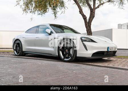 BARCELONA, SPANIEN-9. OKTOBER 2020: 2020 Porsche Taycan 4s (komplett-Elektroauto, Mission E) in City Streets Stockfoto