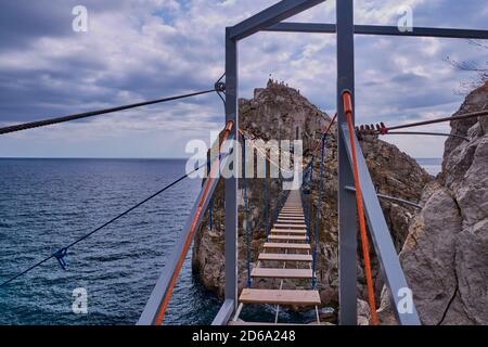 Die Hängebrücke zum Felsen Diva. Die Schwarzmeerküste neben Jalta, die Stadt Simeiz, Krim. Küstenlandschaft. Stockfoto