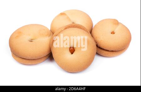 Gruppe von runden Keksen mit einem Tropfen Marmelade in Mitte isoliert auf weißem Hintergrund Stockfoto