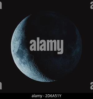 Halbmondhintergrund. Der Mond ist ein astronomischer Körper, der den Planeten Erde umkreist, einen permanenten natürlichen Satelliten. Elemente dieses Bildes, die von der NASA eingerichtet wurden Stockfoto