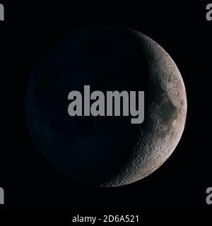 Halbmondhintergrund. Der Mond ist ein astronomischer Körper, der den Planeten Erde umkreist, einen permanenten natürlichen Satelliten. Elemente dieses Bildes, die von der NASA eingerichtet wurden Stockfoto