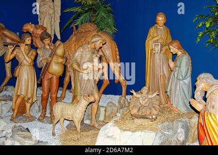 Krippe; Kreche; große Holzfiguren; Jesus; Maria; Joseph; Hirten; König; Kamele; Schafe; Weihnachten, Feiertag, religiös, Pr Stockfoto