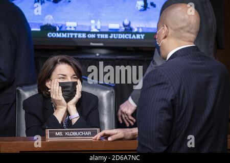 Washington, Usa. Oktober 2020. Senatoren Senatorin Amy Klobuchar, Demokratin aus Minnesota (L), Und Cory Booker, ein Demokrat aus New Jersey, spricht während der Bestätigungsverhandlung des Justizausschusses des Senats von Amy Coney Barrett, US-Präsident Donald Trumps Nominee für die assoziierte Justiz des Obersten Gerichtshofs der USA, auf dem Capitol Hill in Washington, DC am Donnerstag, dem 15. Oktober 2020. Foto von Sarah Silbiger/UPI Kredit: UPI/Alamy Live Nachrichten Stockfoto