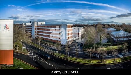 Blick auf verlassende und umstrittene Bürogebäude des East Lane House von der East Lane in Richtung Crown Gate, Halton, Runcorn Cheshire. Stockfoto