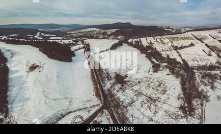 Untere Beskid, Karpaten Bergkette im Winter Luftbild Stockfoto