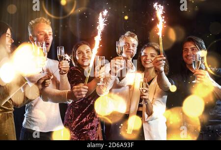 Gruppe von fröhlichen jungen Menschen haben Party und feiern neu Jahr in Innenräumen Stockfoto