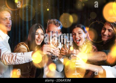 Gruppe von fröhlichen jungen Menschen haben Party und feiern neu Jahr in Innenräumen Stockfoto