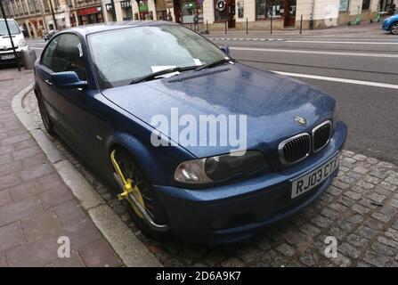 Krakau. Krakau. Polen. Radschelle auf dem illegal geparkten Auto mit britischen Platten. Stockfoto