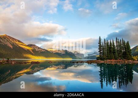 Sonnenuntergang am Garibaldi See Provincial Park, BC. Der Blick auf den Berg und Kiefern spiegeln sich im klaren Wasser. Rosa Wolken am Himmel. Stockfoto