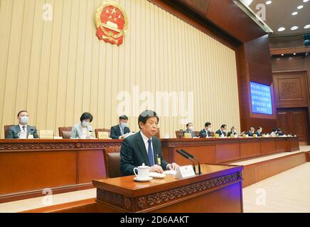 Peking, China. Oktober 2020. Li Zhanshu, Vorsitzender des Ständigen Ausschusses des Nationalen Volkskongresses (NPC), gibt auf der zweiten Plenarsitzung der 22. Sitzung des 13. Ständigen Ausschusses des NPC in Peking, der Hauptstadt Chinas, am 15. Oktober einen Bericht über die Durchsetzung des Gesetzes zur Verhinderung und Kontrolle der Bodenverschmutzung ab. 2020. Quelle: Liu Weihing/Xinhua/Alamy Live News Stockfoto