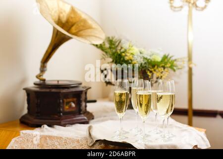 Ein Glas Wein und eine Blumenvase Eine Tabelle Stockfoto