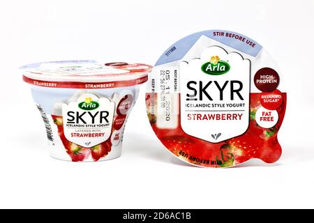 Arla Skyr Erdbeerjoghurt Stockfoto