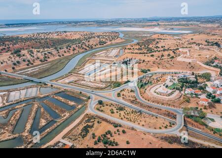 Salzminen in Castro Marim von Drohne, Algarve Stockfoto