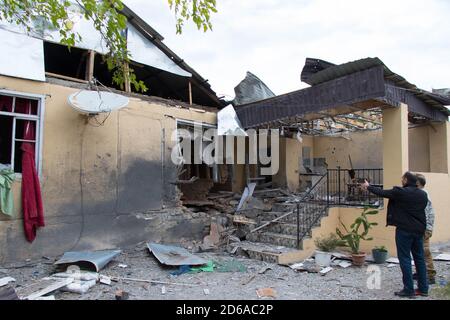 Ansicht der zerstörten Häuser im Karabach-Krieg. Armenischer Terror gegen Zivilisten. Bombardierte Häuser in der Stadt Tartar in Aserbaidschan: 10. Oktober 2020. Stockfoto