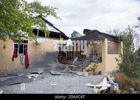 Ansicht der zerstörten Häuser im Karabach-Krieg. Armenischer Terror gegen Zivilisten. Bombardierte Häuser in der Stadt Tartar in Aserbaidschan: 10. Oktober 2020. Stockfoto