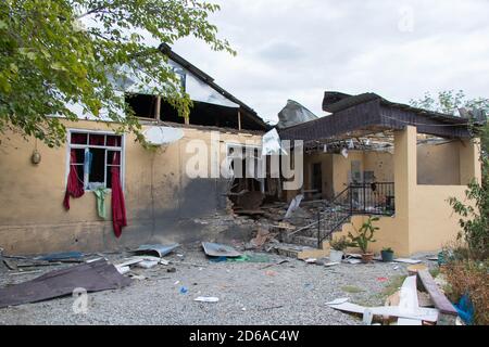 Ansicht der zerstörten Häuser im Karabach-Krieg. Armenischer Terror gegen Zivilisten. Bombardierte Häuser in der Stadt Tartar in Aserbaidschan: 10. Oktober 2020. Stockfoto