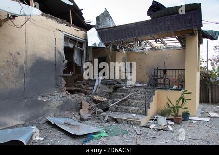 Ansicht der zerstörten Häuser im Karabach-Krieg. Armenischer Terror gegen Zivilisten. Bombardierte Häuser in der Stadt Tartar in Aserbaidschan: 10. Oktober 2020. Stockfoto