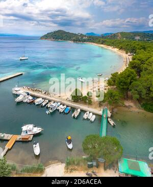 Koukounaries Strand ist der berühmteste Strand auf Skiathos Insel, Sporaden, Griechenland. Stockfoto