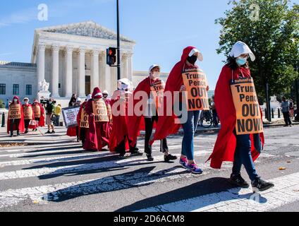 Washington, Usa. Oktober 2020. Demonstranten tragen "Handmaid's Tale"-Kostüme, als sie gegen die Richterin Amy Coney Barrett, die für das Oberste Gericht des Präsidenten Trump nominiert ist, am Donnerstag, den 15. Oktober 2020, vor dem Obersten Gerichtshof in Washington, DC protestieren. Der Justizausschuss des Senats beendet seinen letzten Tag der Bestätigungsverhandlung von Barrett und es wird erwartet, dass sie nächste Woche nach Parteienlinien aus dem Ausschuss gewählt wird. Foto von Kevin Dietsch/UPI. Kredit: UPI/Alamy Live Nachrichten Stockfoto