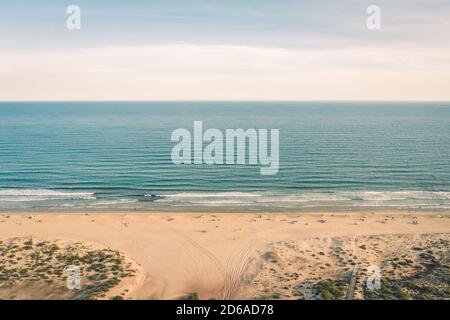 Blick auf die Ria Formosa und das Meer von oben, per Drohne Stockfoto