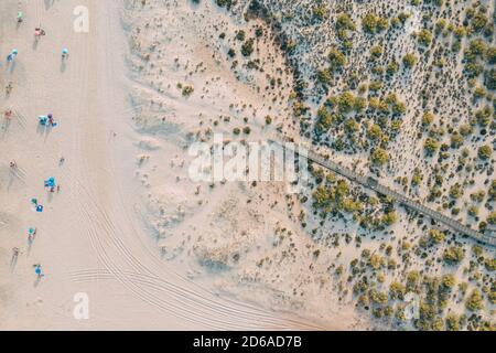 Zugang zum Strand Cabanas an der Algarve im September ab Drohne Stockfoto