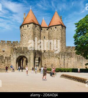 Carcassonne, Languedoc-Roussillon, Frankreich. Porte Narbonnaise. Ein Eintrittspunkt in die Altstadt. Die Cite de Carcassonne ist ein UNESCO-Weltkulturerbe S Stockfoto