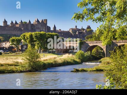 Carcassonne, Languedoc-Roussillon, Frankreich. Die befestigte Stadt, La Cité, gesehen über den Fluss L'Aude mit der Alten Brücke, der Pont Vieux. The Cite d Stockfoto