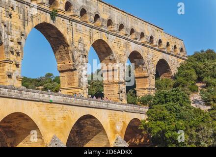 Pont du Gard, Vers Pont-du-Gard, Departement Gard, Languedoc-Roussillon, Frankreich. Römisches Aquädukt über den Gardon River. Pont du Gard ist ein UNESCO-Welt Stockfoto