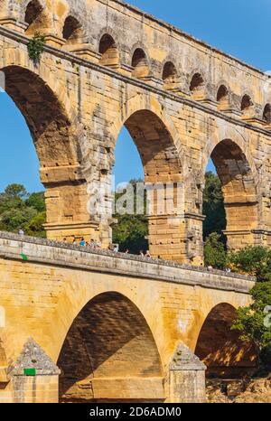 Pont du Gard, Vers Pont-du-Gard, Departement Gard, Languedoc-Roussillon, Frankreich. Römisches Aquädukt über den Gardon River. Pont du Gard ist ein UNESCO-Welt Stockfoto