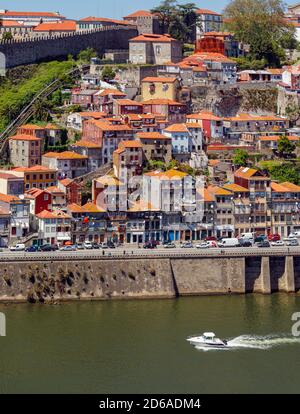 Porto, Bezirk Porto, Portugal. Blick über den Douro-Fluss von Vila Nova de Gaia zum Ribeira-Viertel. Porto ist auf Englisch als Oporto bekannt. Die Geschichte Stockfoto