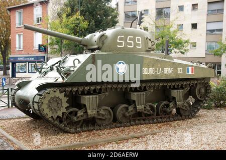 Ein Sherman-Panzer steht neben der Avenue du Général Leclerc in Bourg-la-reine. Am 25. August 1944 gingen die Freien französischen Streitkräfte auf diesen Weg, um Paris zu befreien. Stockfoto