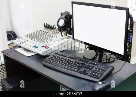 Laptop Samsung Notebook auf einem Schreibtisch. Dunkler Bildschirm, kein Signal. DJ-Mixer zum Abspielen von Musik, Kopfhörer Stockfoto