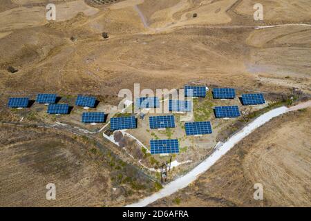 Eine kleine Gruppe von Sonnenkollektoren auf landwirtschaftlichen Flächen, Paphos Region, Zypern. Stockfoto