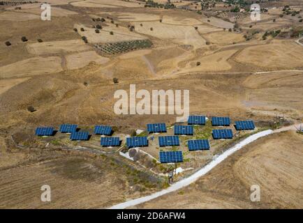 Eine kleine Gruppe von Sonnenkollektoren auf landwirtschaftlichen Flächen, Paphos Region, Zypern. Stockfoto