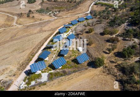 Eine kleine Gruppe von Sonnenkollektoren auf landwirtschaftlichen Flächen, Paphos Region, Zypern. Stockfoto