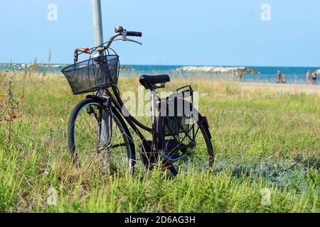 Das Fahrrad steht in der Nähe des Strandes in Pesaro. Europa, Italien, Marken, Pesaro. Stockfoto