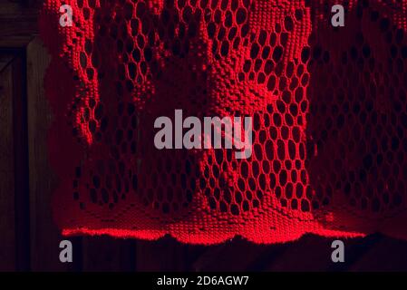 Rote Strickqualität. Rotes Gewebe Mesh in einer Blume Stockfoto