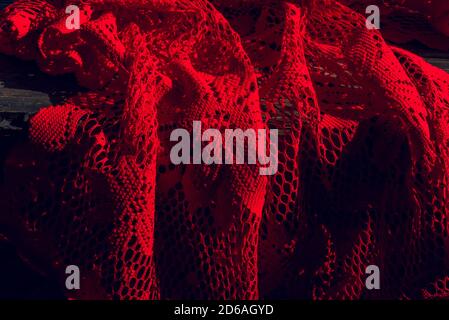 Rote Strickqualität. Rotes Gewebe Mesh in einer Blume Stockfoto