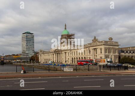 Dublin, Irland - 10. November 2015: Der Custom House Dome Tower, ein neoklassizistisches Gebäude aus dem 18. Jahrhundert, liegt am Nordufer des Liffey. Stockfoto