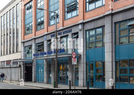 Dublin, Irland - 10. November 2015: Dublin Fire Brigade in Townsend Street in einem modernen Gebäude. Stockfoto