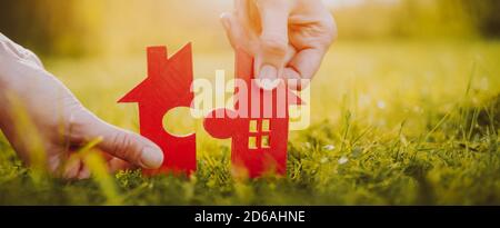 Rotes Haus auf grünem Gras an einem sonnigen Tag Stockfoto