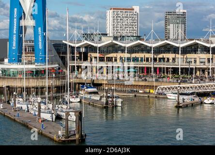 gunwharf Kais liegt am Hafen von portsmouth, an der Südküste großbritanniens, am Fuße des Spinnakerturms. Stockfoto