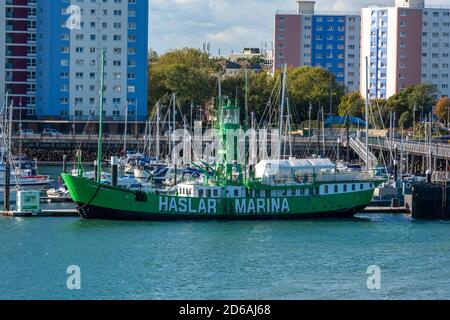 Haslar Marina Feuerschiff in gosport im Hafen von portsmouth uk. Leichtes Schiff oder Feuerschiff als dekorative Intsallation bei Yachting oder Segelsport Marina verwendet Stockfoto