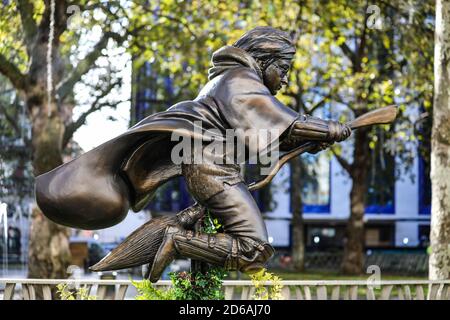 London, Großbritannien. Oktober 2020. Eine neue Harry Potter Quidditch Statue im Leicester Square, London, hat sich den acht anderen Filmstatuen angeschlossen, die bereits als Teil der Szenen auf dem Platz gezeigt werden. Quelle: Brett Cove/SOPA Images/ZUMA Wire/Alamy Live News Stockfoto