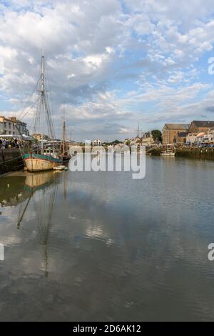 Hafen von Pornic bei Ebbe im Pays de la Loire im Westen Frankreichs. Stockfoto