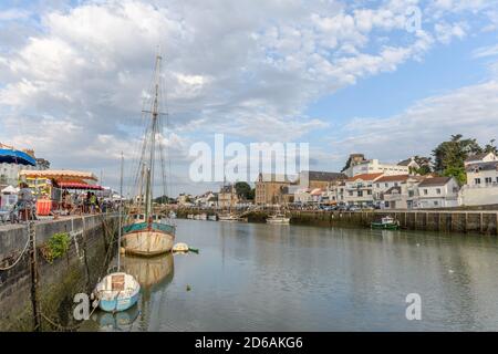 Hafen von Pornic bei Ebbe im Pays de la Loire im Westen Frankreichs. Stockfoto