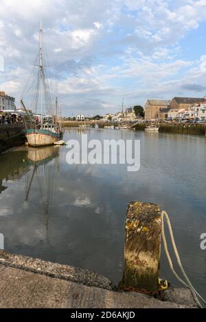 Hafen von Pornic bei Ebbe im Pays de la Loire im Westen Frankreichs. Stockfoto