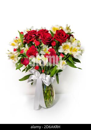 Roter Rosenstrauß mit roten Nelken, weiße und gelbe peruanische Lilien mit großer weißer Schleife, isoliert auf weißem Hintergrund. Herzlichen Glückwunsch, Cele Stockfoto