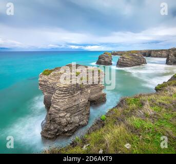 Strand der Kathedralen (Playa de Las Catedrales) bei Flut, Galicien, Spanien Stockfoto